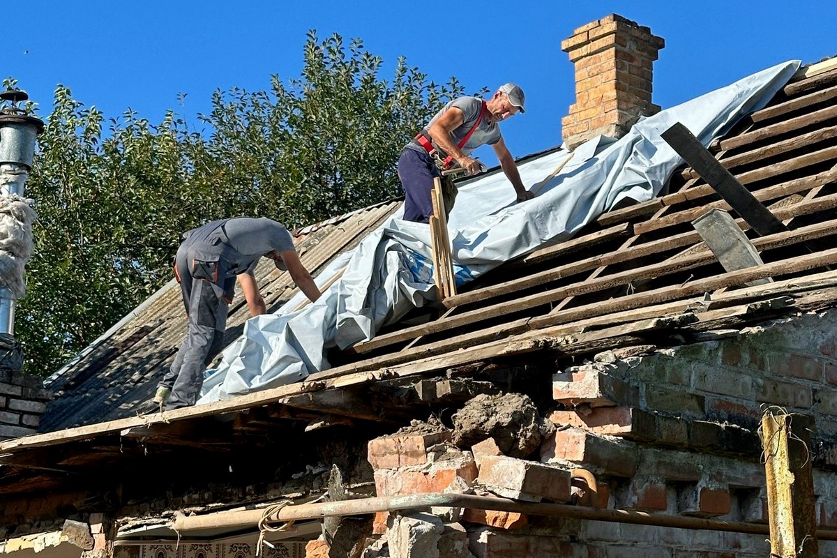 як комунальники Нікополя допомагали людям ліквідовувати наслідки обстрілів 19