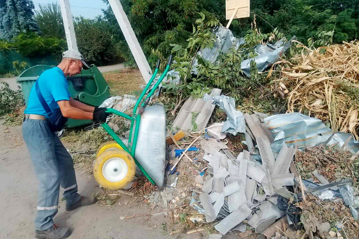 як комунальники Нікополя допомагали людям ліквідовувати наслідки обстрілів 6