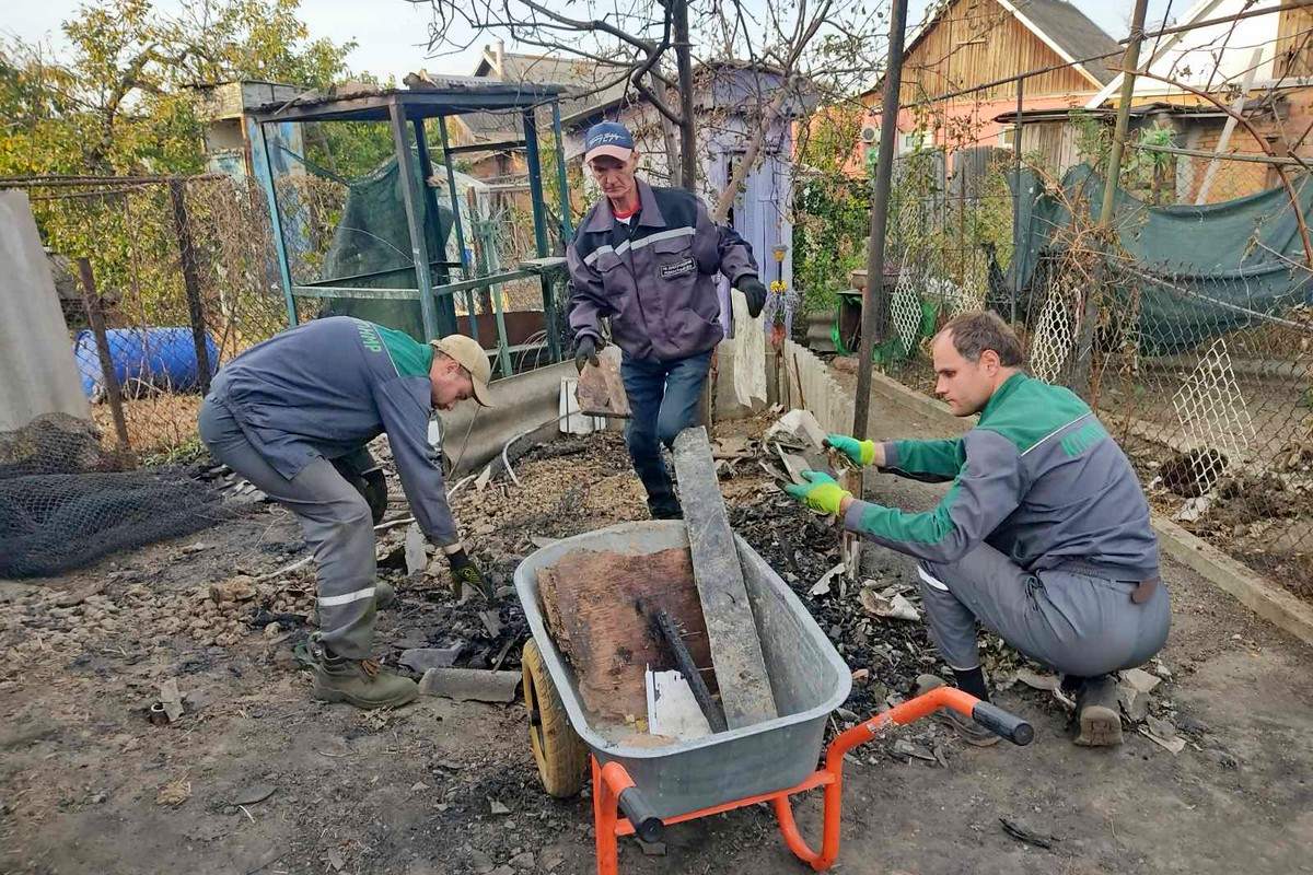 як комунальники Нікополя допомагали людям ліквідовувати наслідки обстрілів 8