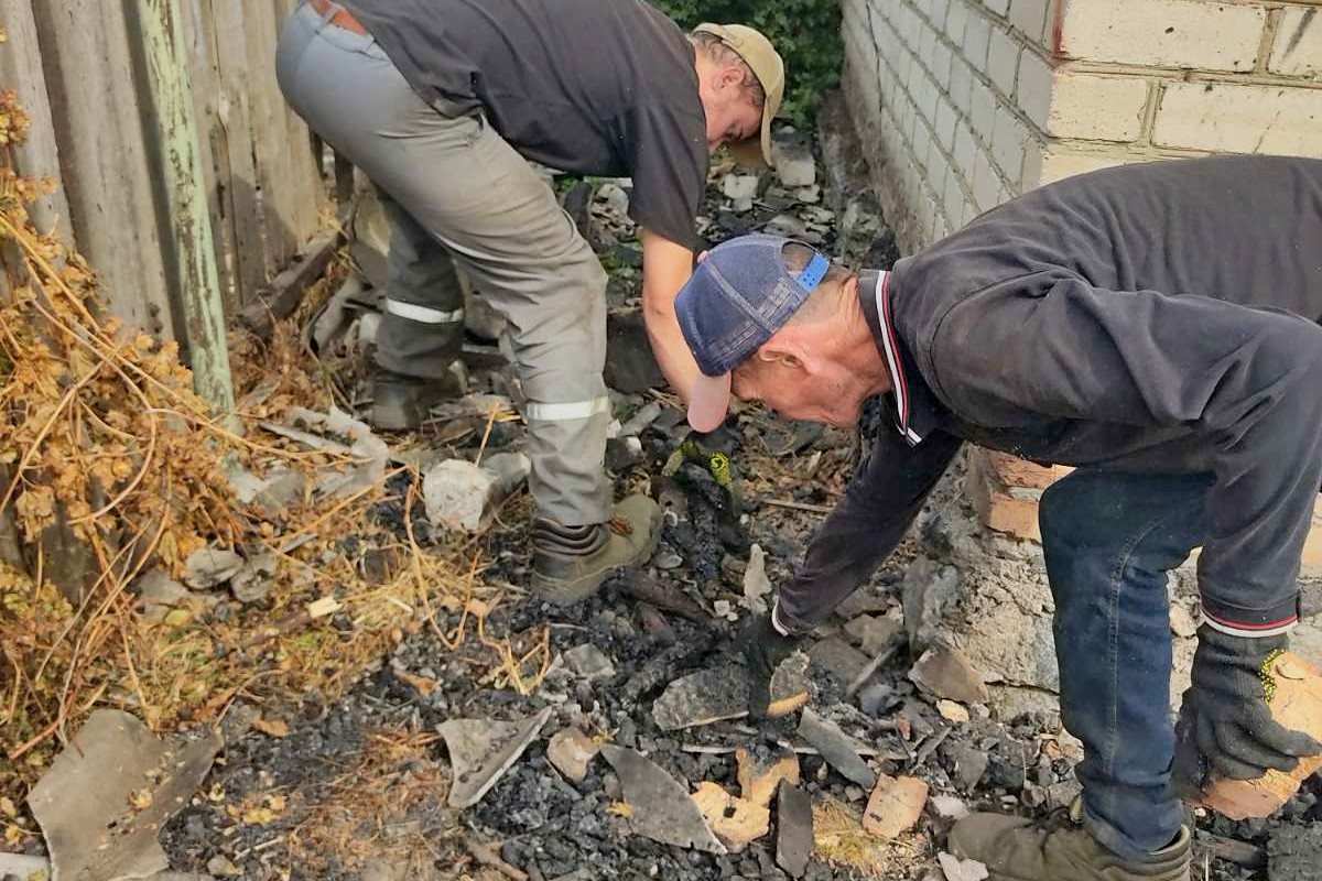 як комунальники Нікополя допомагали людям ліквідовувати наслідки обстрілів 9