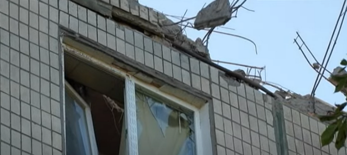 Залишилися без даху над головою: як мешканці Нікополя та району ліквідовують наслідки обстрілів 1 як мешканці Нікополя та району ліквідовують наслідки обстрілів 4
