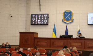 Зачинили журналіста у приміщенні, а активістку вдарили по обличчю: прокуратура розслідує події у міськраді Дніпра