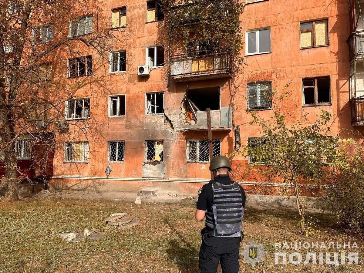 Підступно вдарили по п’ятиповерхівках: про наслідки обстрілів Нікопольщини розповіли у поліції