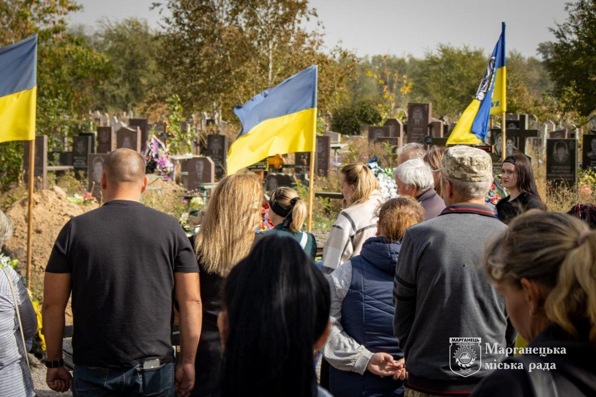 Сонячний жовтневий день був затьмарений сльозами: у Марганці прощалися з померлим Захисником (фото)