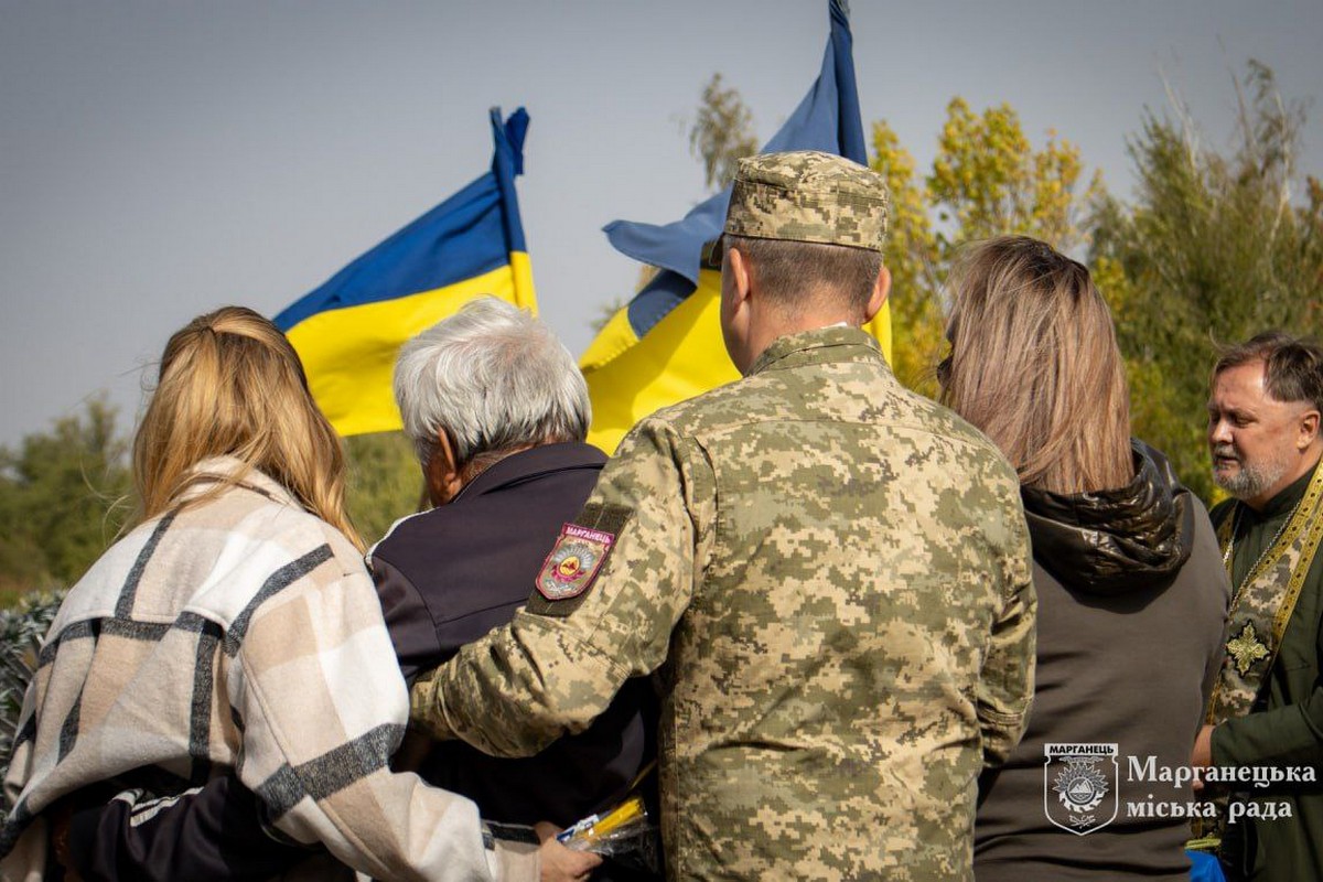 Сонячний жовтневий день був затьмарений сльозами: у Марганці прощалися з померлим Захисником (фото)