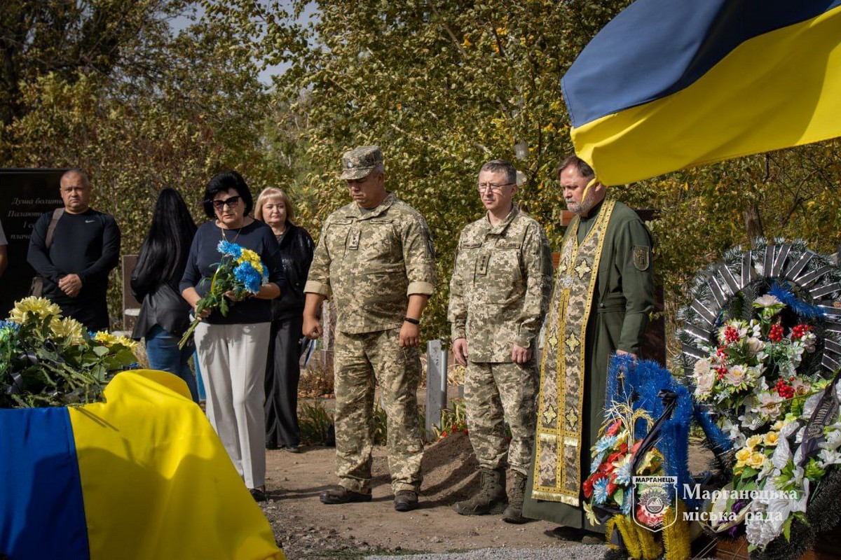 Сонячний жовтневий день був затьмарений сльозами: у Марганці прощалися з померлим Захисником (фото)