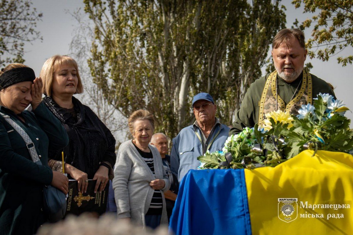 Сонячний жовтневий день був затьмарений сльозами: у Марганці прощалися з померлим Захисником (фото)