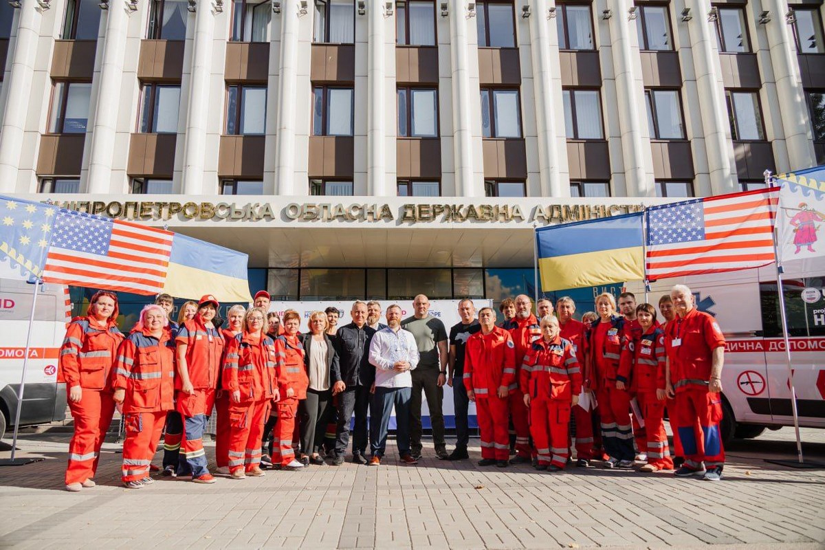 Медикам «швидкої» Дніпропетровщини благодійники передали зимові комплекти