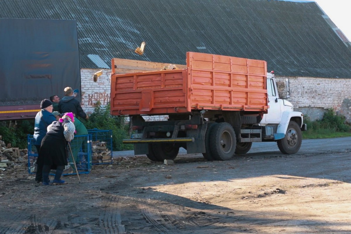 Благодійники роздали дрова мешканцям Червоногригорівської громади: фото