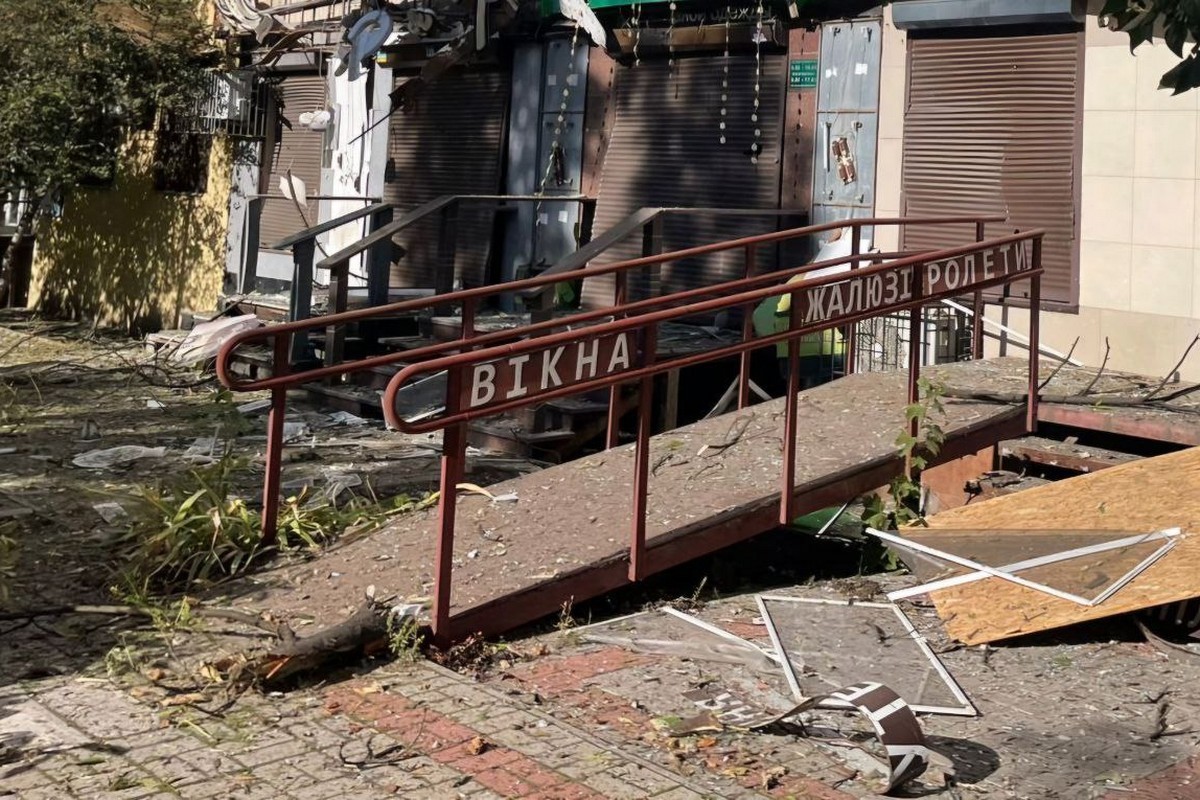 У Нікополі троє поранених, понівечено понад 10 магазинів і багатоповерхівки внаслідок обстрілу 23 жовтня 1 У Нікополі троє поранених, понівечено понад 10 магазинів і багатоповерхівки внаслідок обстрілу 23 жовтня