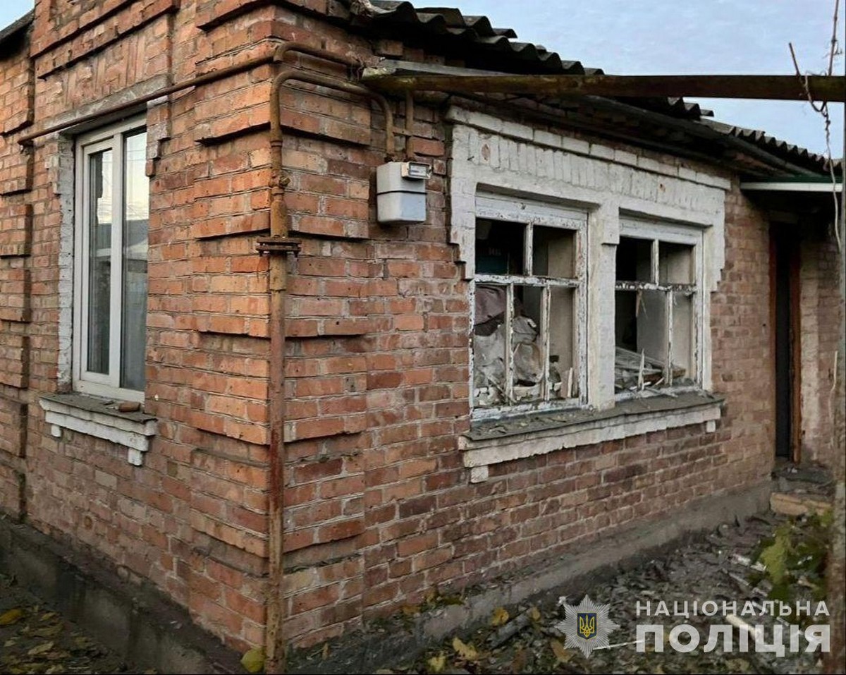 Ворог масовано обстріляв Нікопольщину: фото наслідків від поліції