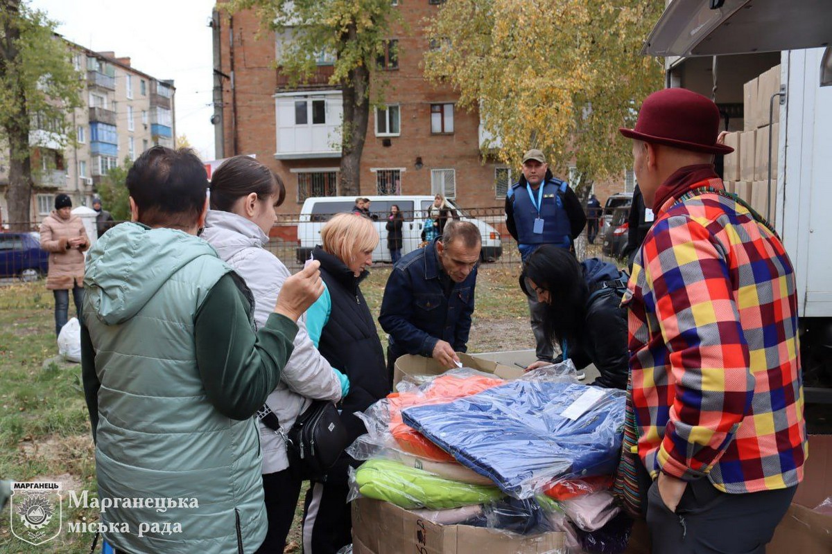 У Марганці триває видача гігієнічних наборів та одягу для сімей з дітьми (фото)