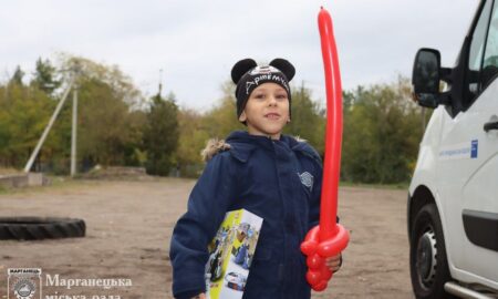 У Марганці триває видача гігієнічних наборів та одягу для сімей з дітьми (фото)