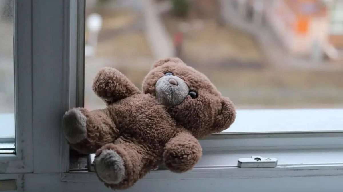 у Кривому Розі 2 річна дівчинка випала з вікна