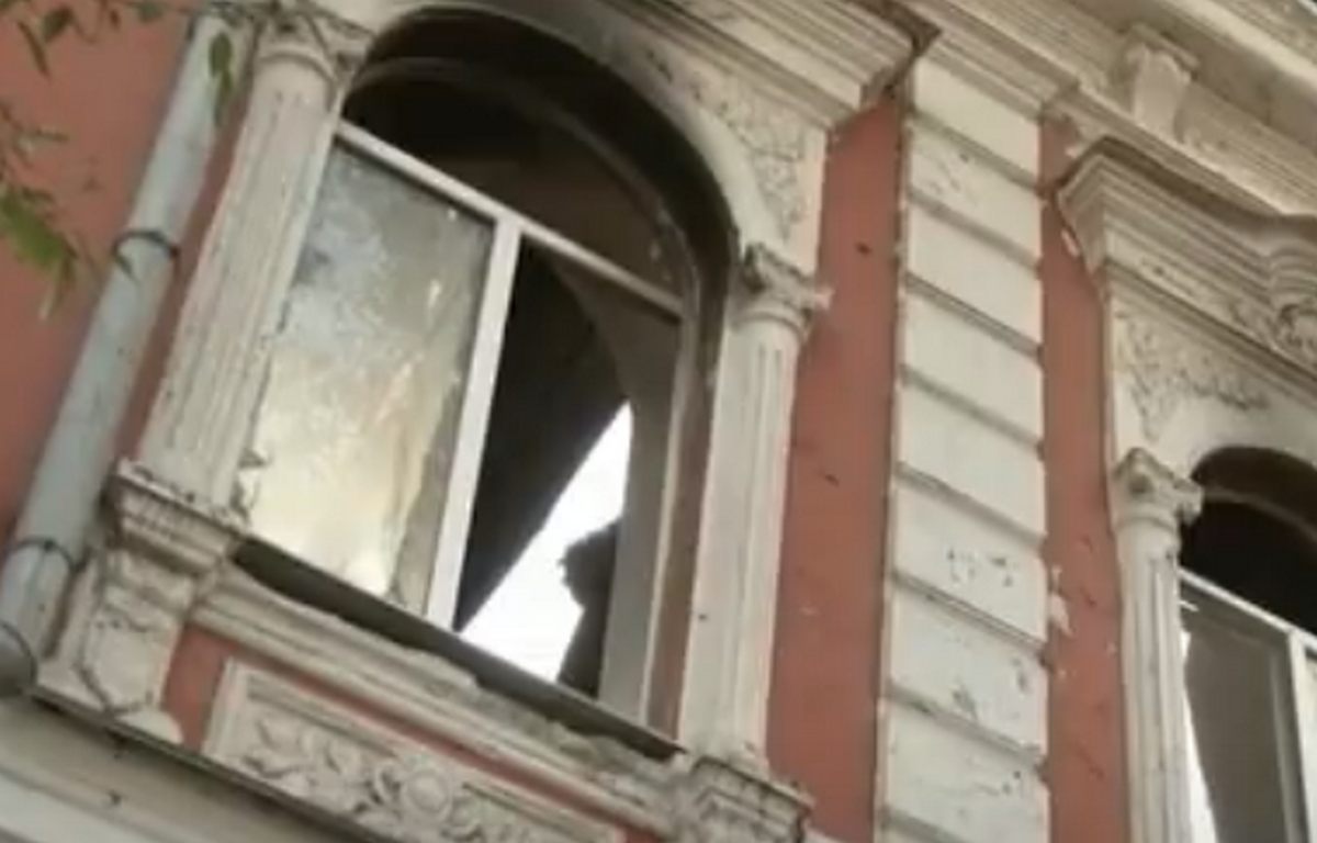 «Приліт був на центр при вході будівлі»: у Нікополі згоріла пам'ятка архітектури 1 у Нікополі згоріла пам'ятка архітектури