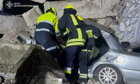 Смертельна ДТП під Дніпром: автомобіль врізався у стелу і опинився під завалами