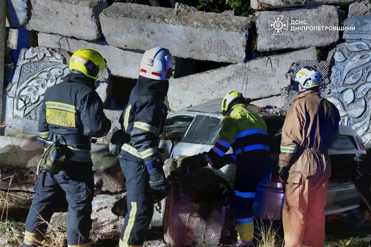 Смертельна ДТП під Дніпром: автомобіль врізався у стелу і опинився під завалами