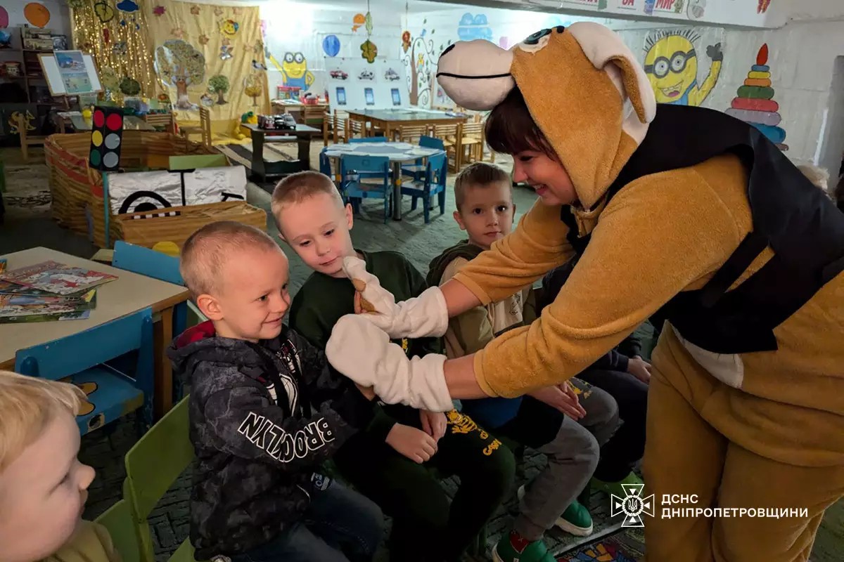 У Нікополі надзвичайники разом з «псом Патроном» відвідали дошкільнят (фото)