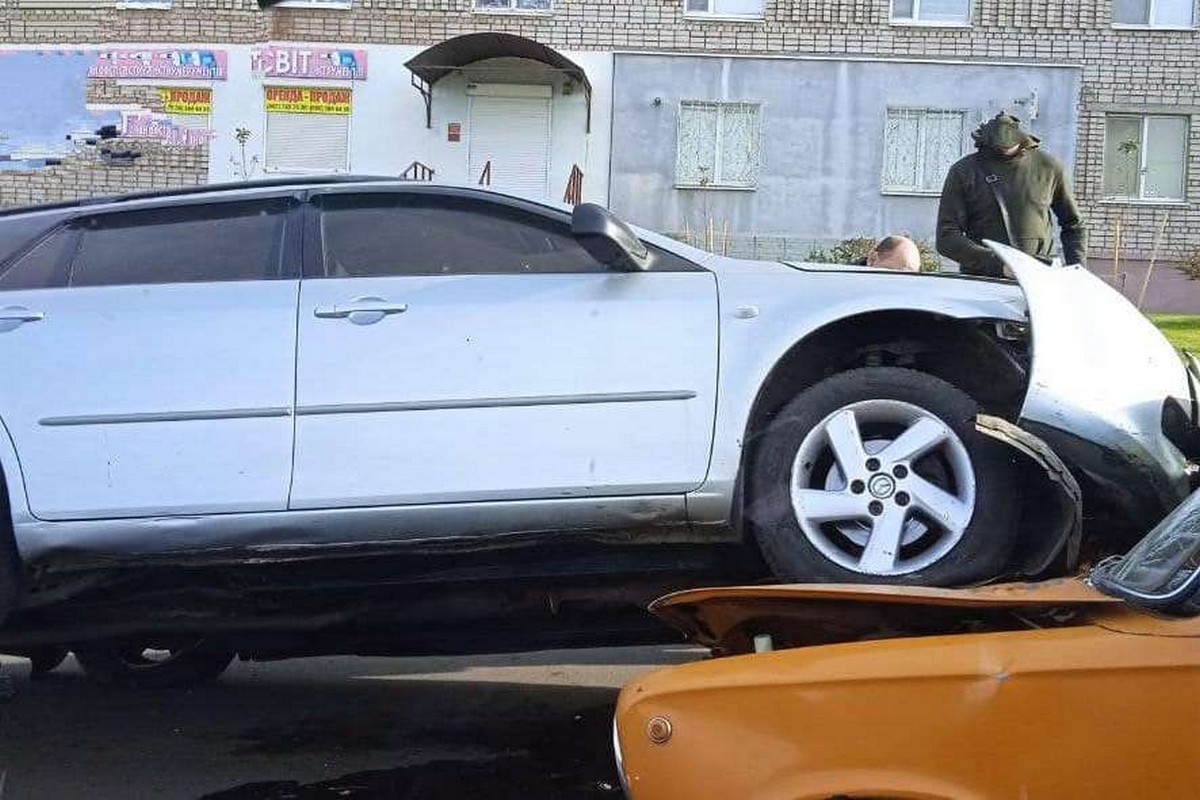 У Марганці сталася дивна ДТП 1 листопада (фото, відео) 1 У Марганці сталася дивна ДТП 1 листопада (фото, відео)