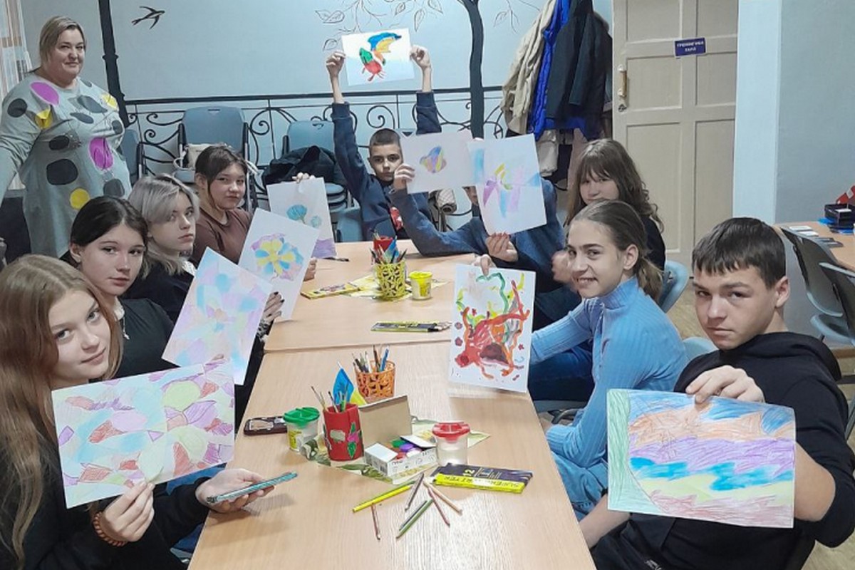 У Покрові діти Захисників малювали світ без чорних кольорів (фото) 1 У Покрові діти Захисників малювали світ без чорних кольорів (фото)