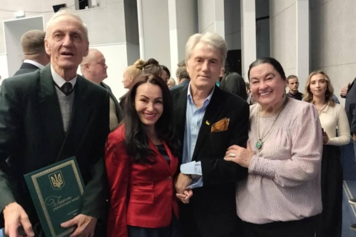 Легенда Нікополя Раїса Кисельова отримала орден "Гордість Української Нації" - його вручив Віктор Ющенко 1 Легенда Нікополя Раїса Кисельова отримала орден "Гордість Української Нації" - його вручив Віктор Ющенко