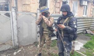 Врятували з-під обстрілів десятки людей: поліцейські з Нікопольщини отримали нагороди від головкома ЗСУ і МВС