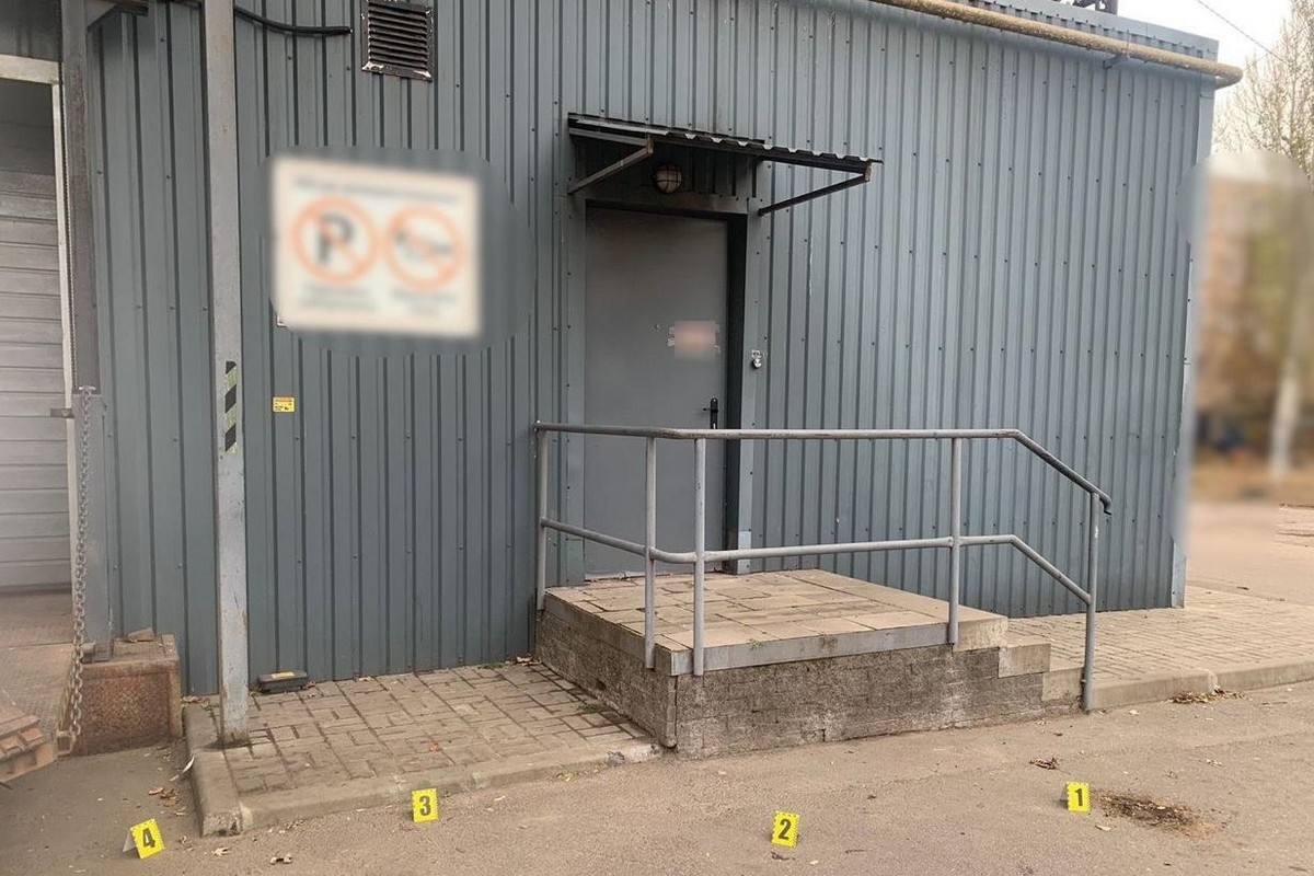 Били битами на вулиці біля супермаркету: у Нікополі дівчина організувала напад на свого хлопця 1 Били битами на вулиці біля супермаркету: у Нікополі дівчина організувала напад на свого хлопця