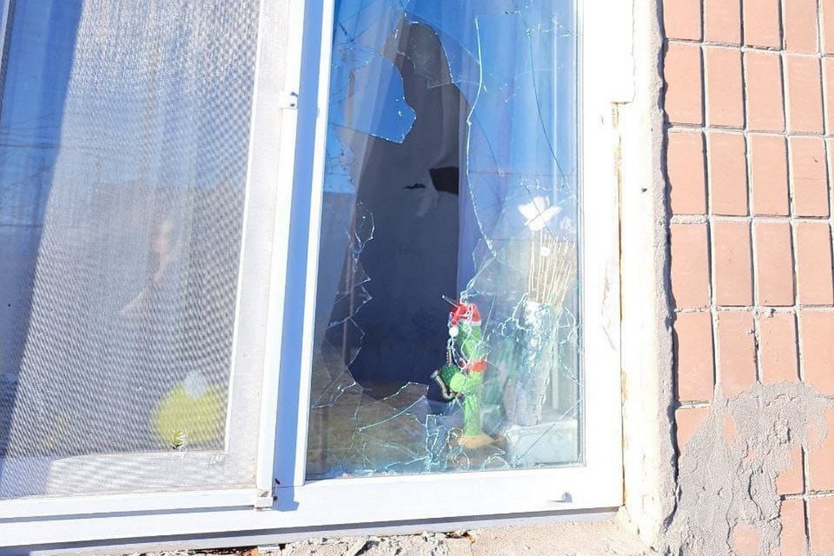 Ворог атакував Нікопольщину 10 разів сьогодні: понівечено багато будинків (фото) 1 Ворог атакував Нікопольщину 10 разів сьогодні: понівечено багато будинків (фото)