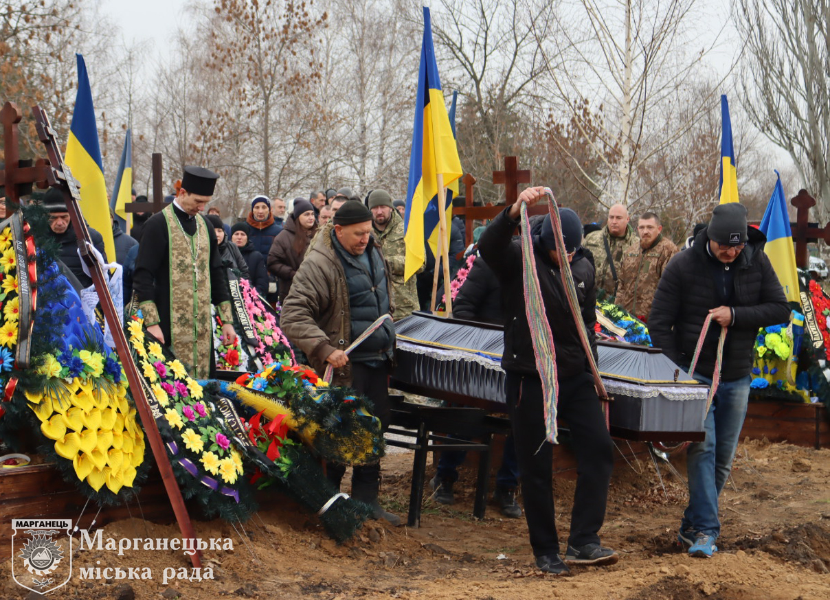 30 листопада Марганець провів в останню путь полеглого Захисника (фото) 6