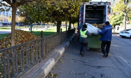 Нікополь продовжує жити навіть під обстрілами: комунальники вивозять уламки і проводять роботи з благоустрою (фото)