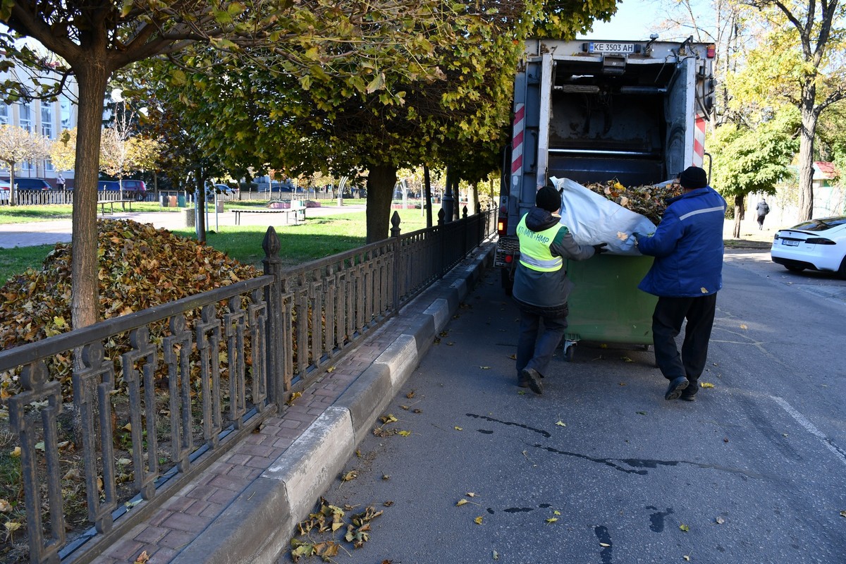 Нікополь продовжує жити навіть під обстрілами: комунальники вивозять уламки і проводять роботи з благоустрою (фото)