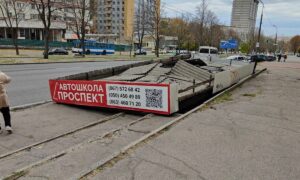 У Дніпрі зупинка впала на людей (фото, відео)