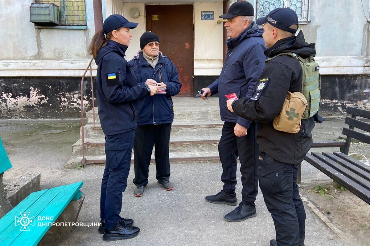 Не перевантажувати електромережі, стежити за приладами: з мешканцями Нікополя провели бесіди