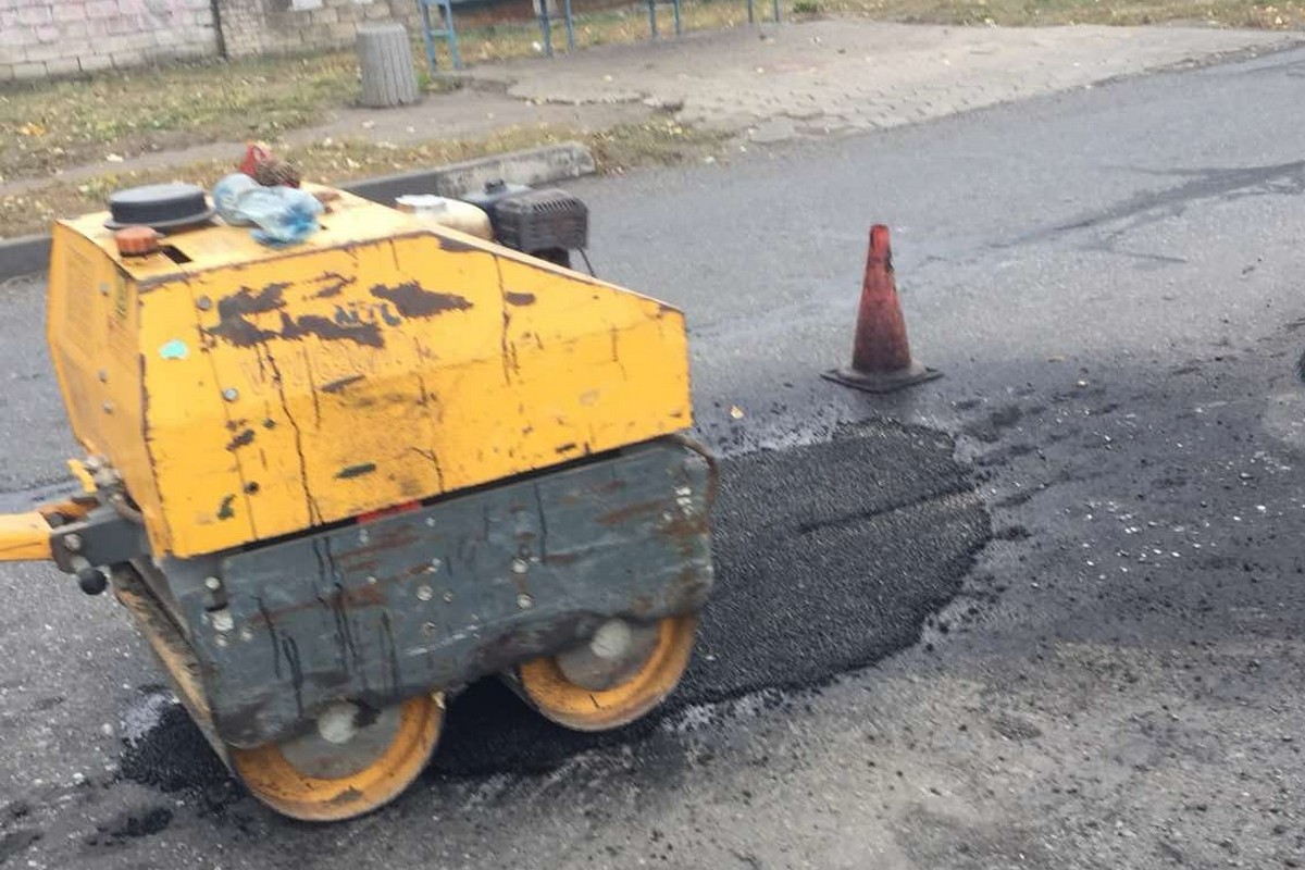 Вибоїна від снаряду на дорозі, понівечені дерева – у Нікополі комунальники усувають наслідки атак і займаються благоустроєм