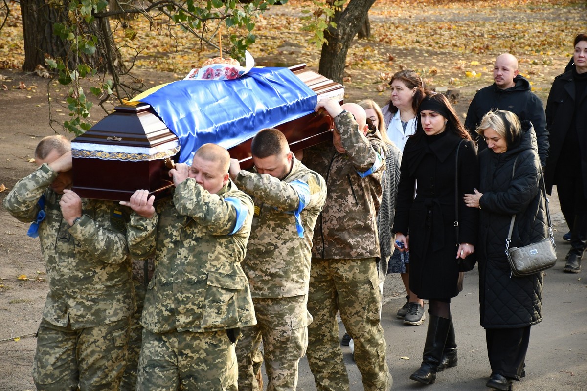 Майже рік молода дружина шукала і сподівалася, що живий: у Нікополі 1 листопада прощалися з Героєм