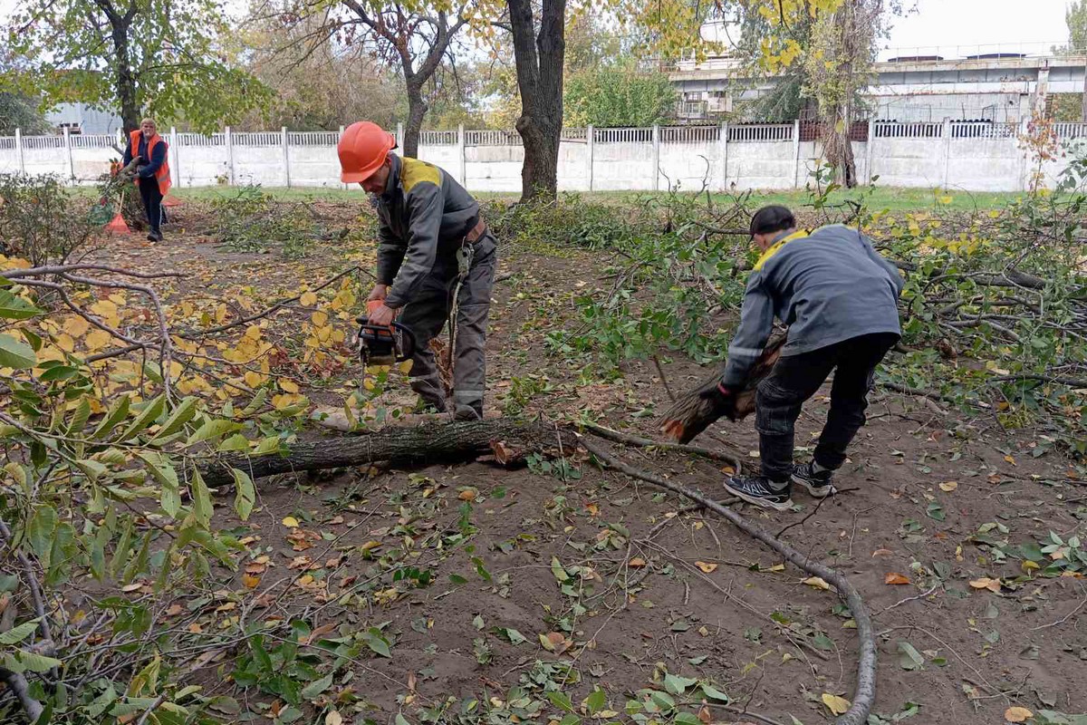 Окрема бригада займалася прибиранням та вивозом будівельних уламків, які залишилися після обстрілів, забезпечуючи чистоту та порядок.