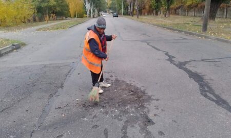 Вибоїна від снаряду на дорозі, понівечені дерева – у Нікополі комунальники усувають наслідки атак і займаються благоустроєм