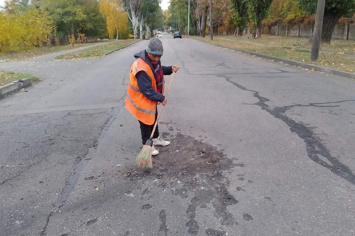 Вибоїна від снаряду на дорозі, понівечені дерева – у Нікополі комунальники усувають наслідки атак і займаються благоустроєм 1 Вибоїна від снаряду на дорозі, понівечені дерева – у Нікополі комунальники усувають наслідки атак і займаються благоустроєм