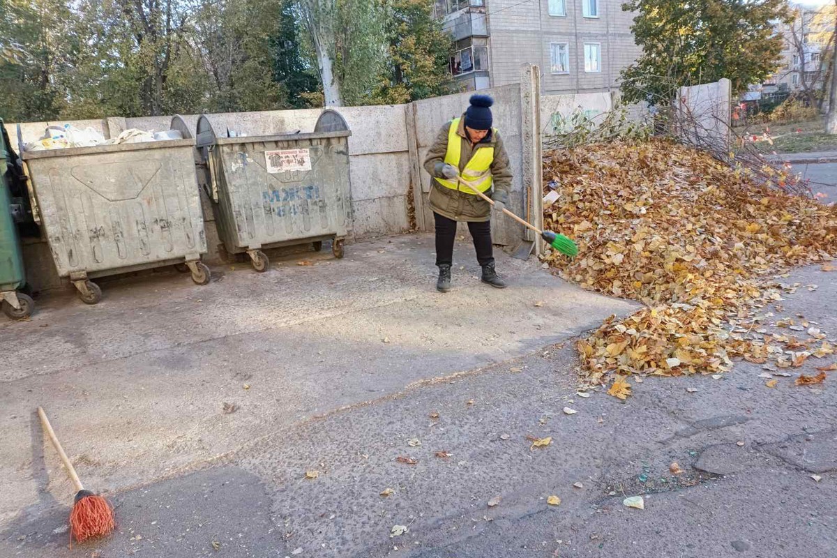 Нікополь продовжує жити навіть під обстрілами: комунальники вивозять уламки і проводять роботи з благоустрою (фото)