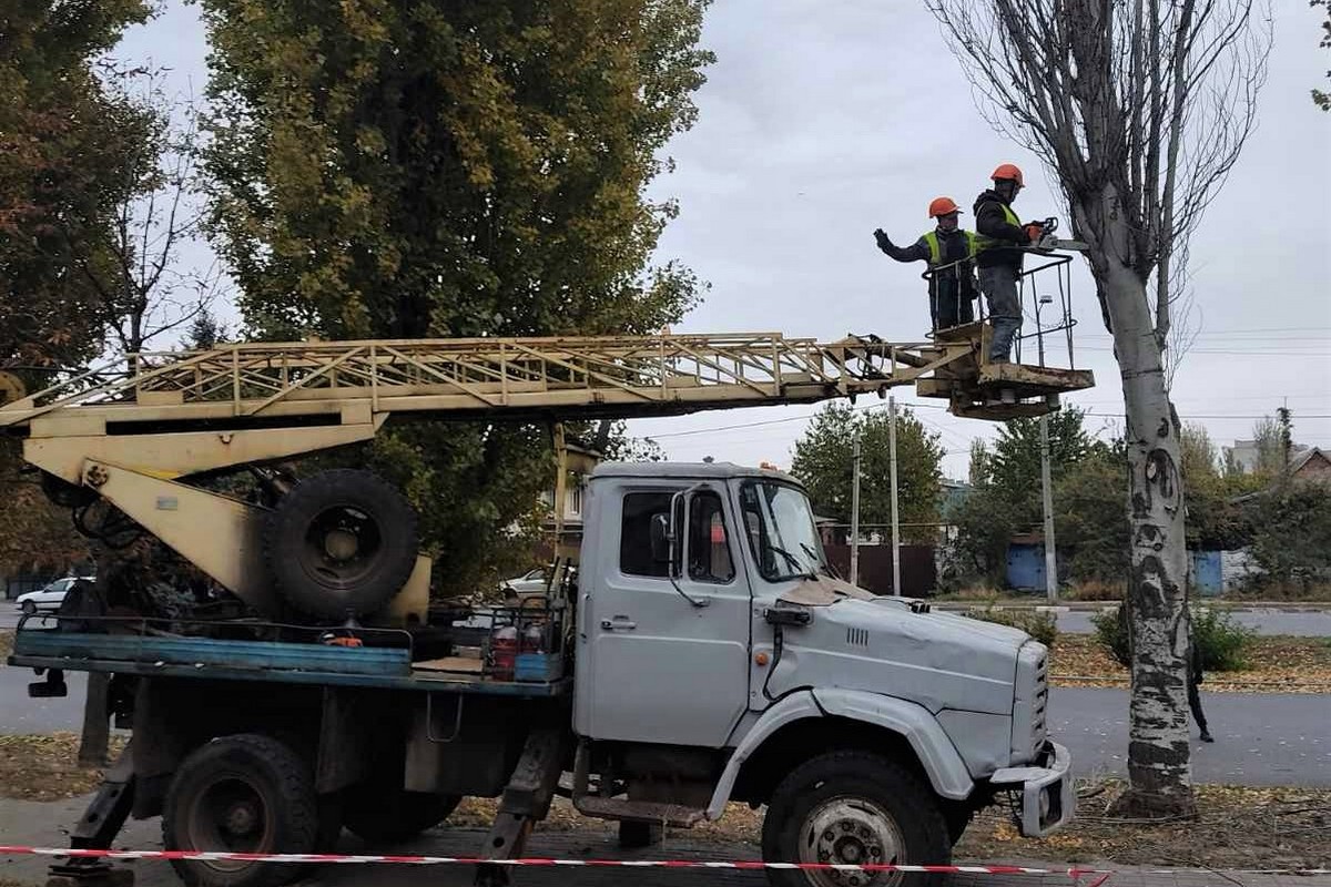 Нікополь продовжує жити навіть під обстрілами: комунальники вивозять уламки і проводять роботи з благоустрою (фото)