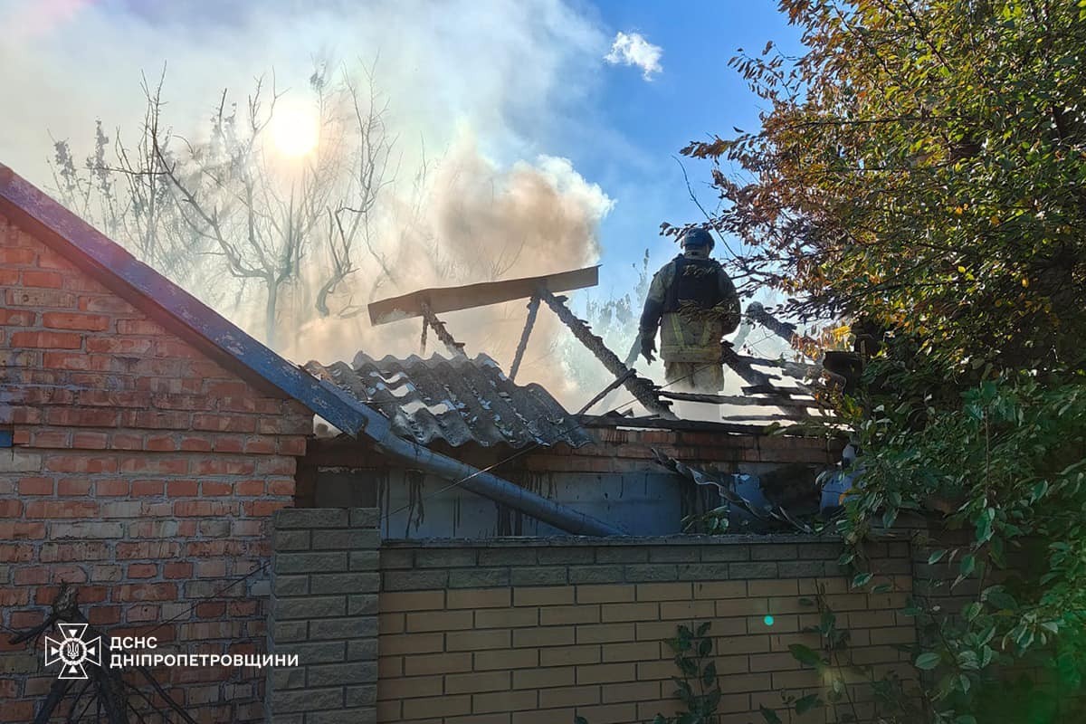 Цілили по приватному сектору: у Нікополі внаслідок обстрілу сталася пожежа