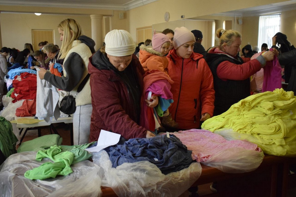 Мешканцям прифронтової громади на Нікопольщині роздали одяг (фото)