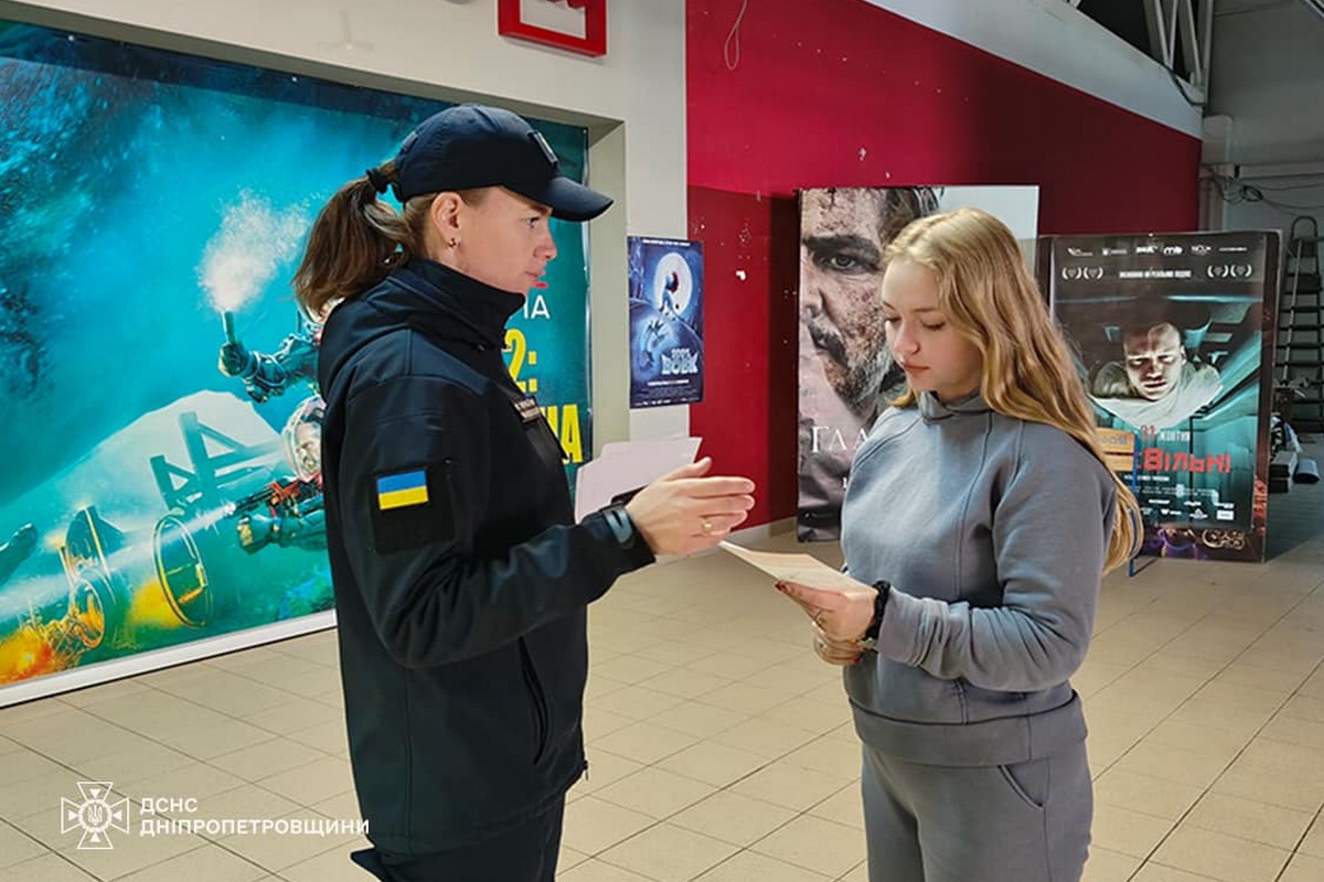 У Нікополі рятувальники провели профілактичну роботу в торгівельно-розважальних центрах 1 У Нікополі рятувальники провели профілактичну роботу в торгівельно-розважальних центрах