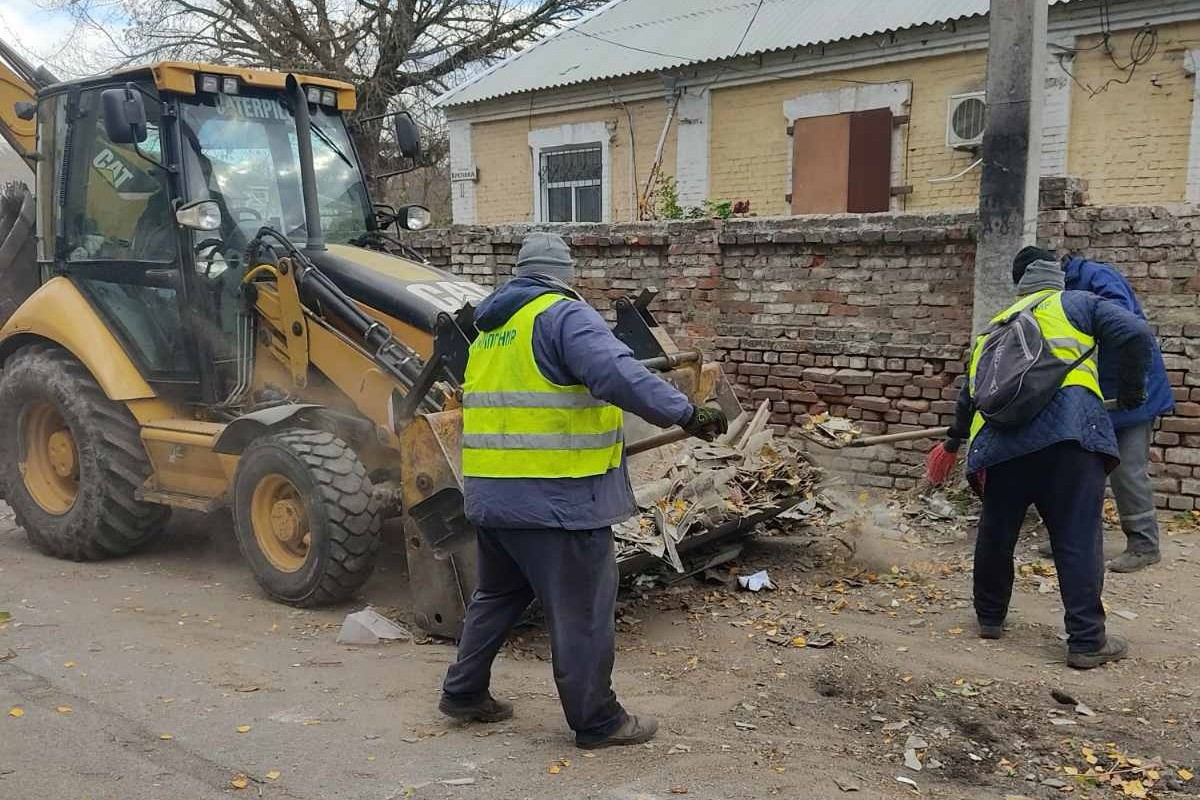 Нікополь продовжує жити навіть під обстрілами: комунальники вивозять уламки і проводять роботи з благоустрою (фото)