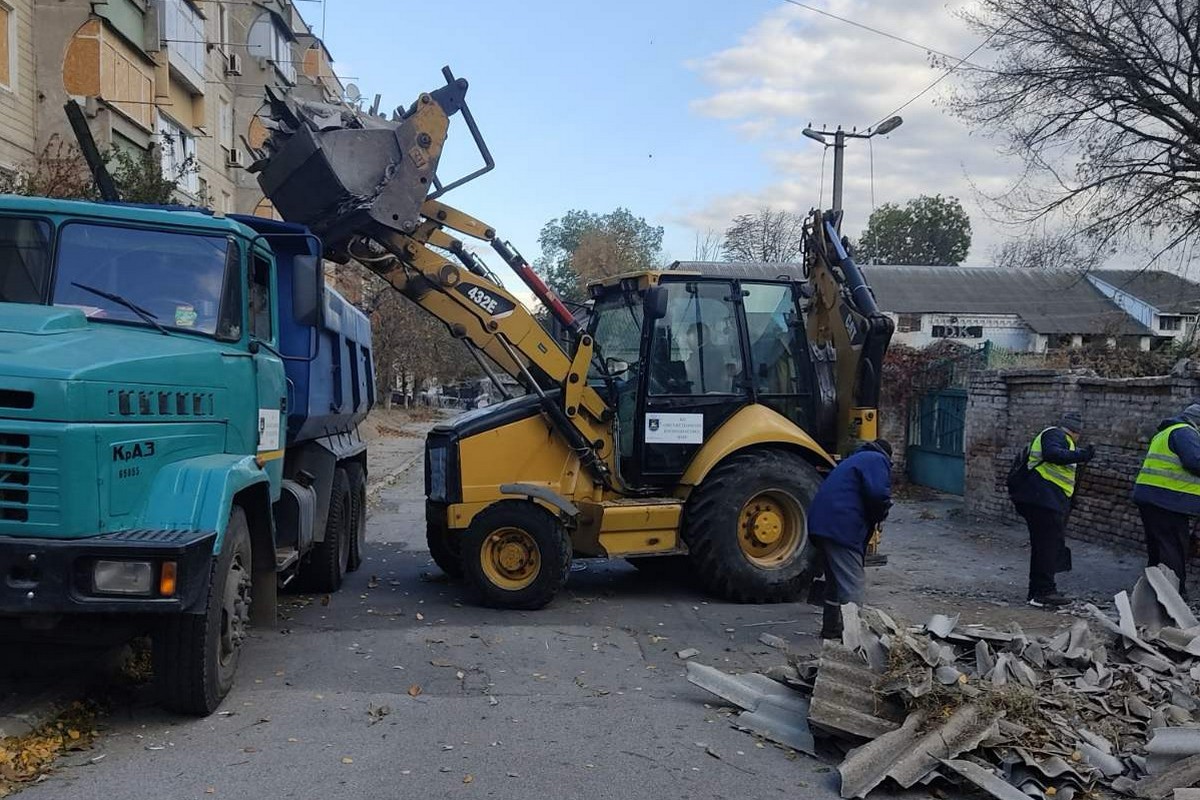 Нікополь продовжує жити навіть під обстрілами: комунальники вивозять уламки і проводять роботи з благоустрою (фото)