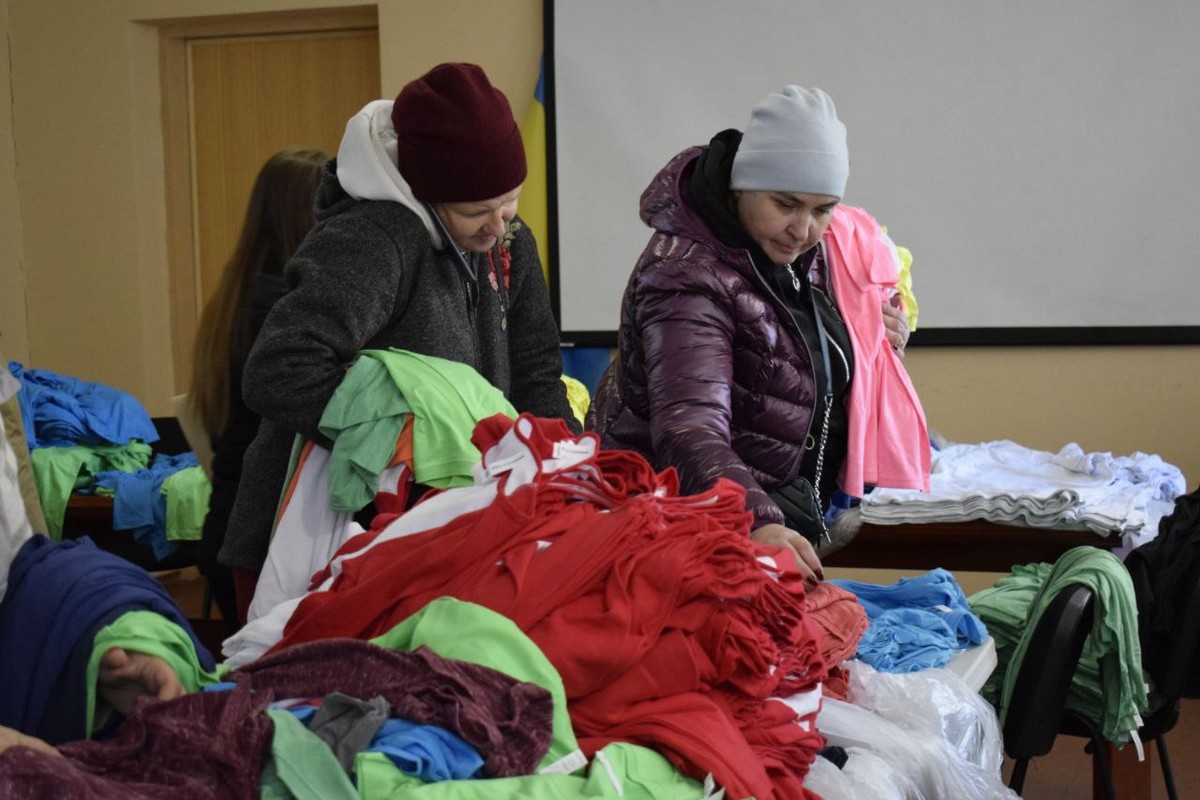 Мешканцям прифронтової громади на Нікопольщині роздали одяг (фото)