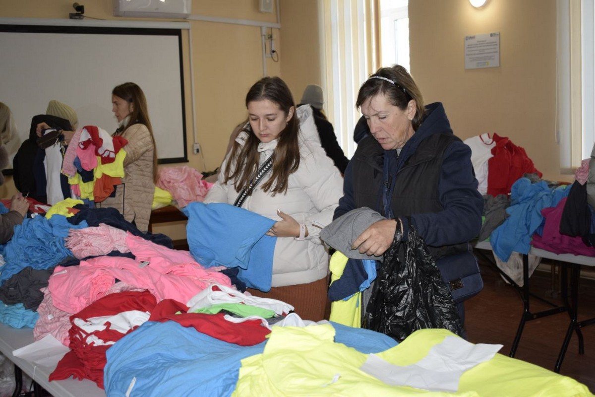 Мешканцям прифронтової громади на Нікопольщині роздали одяг (фото)