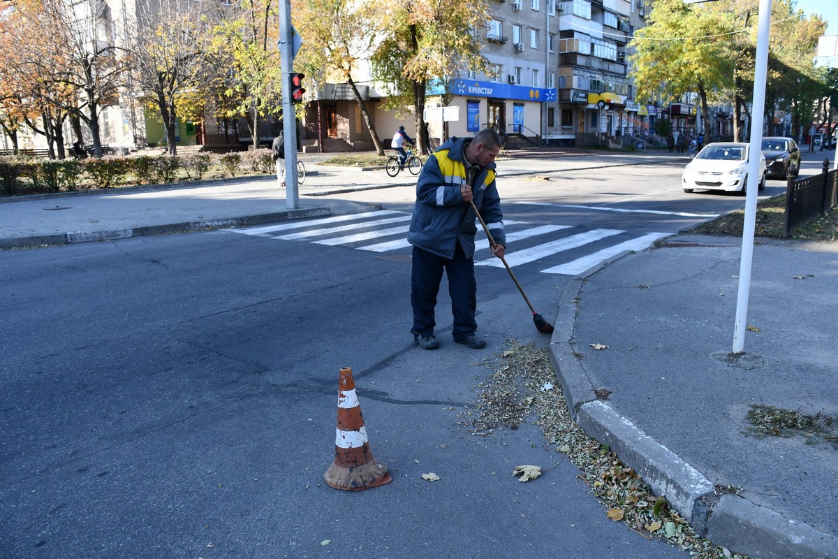 У прифронтовому Нікополі щодня нові виклики: комунальники усувають наслідки обстрілів, прибирають листя і сміття