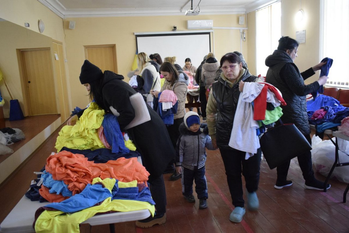 Мешканцям прифронтової громади на Нікопольщині роздали одяг (фото)