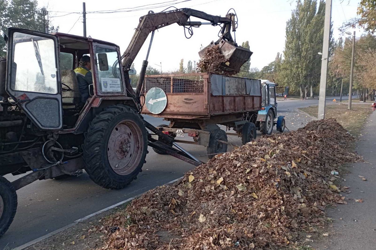 У прифронтовому Нікополі щодня нові виклики: комунальники усувають наслідки обстрілів, прибирають листя і сміття